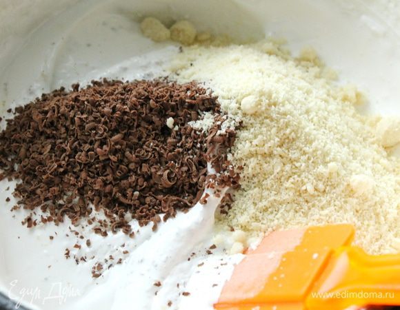 В белковую массу аккуратно вмешиваем миндальную муку, финики и тертый шоколад.