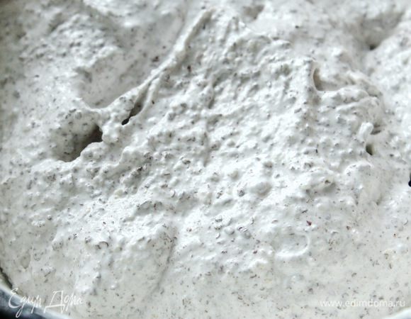 Готовую массу раскладываем по силиконовым формочкам.