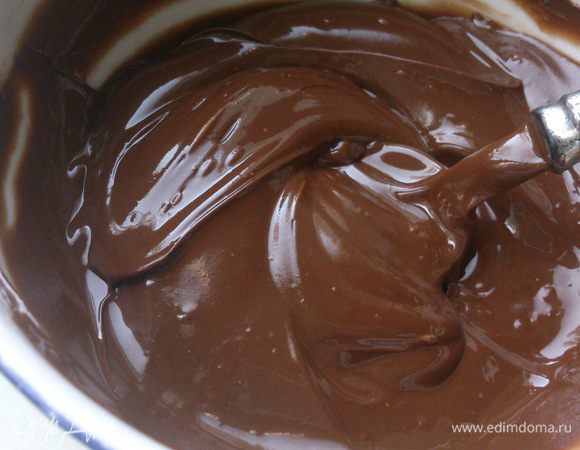 В это время растопить шоколад и остудить до комнатной температуры.