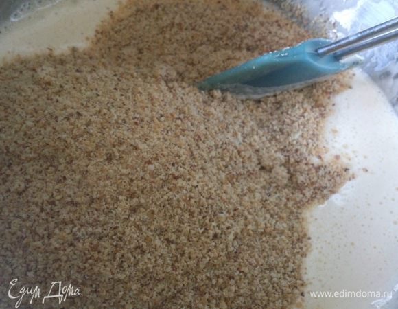 К яйцам добавить миндаль и перемешать.