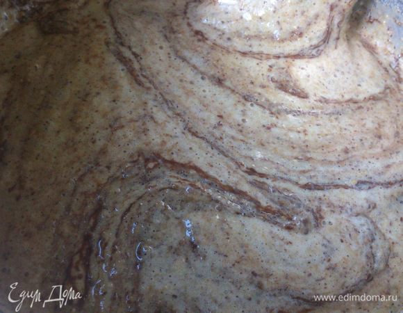 Добавить в смесь шоколад, муку, корицу и настойку.