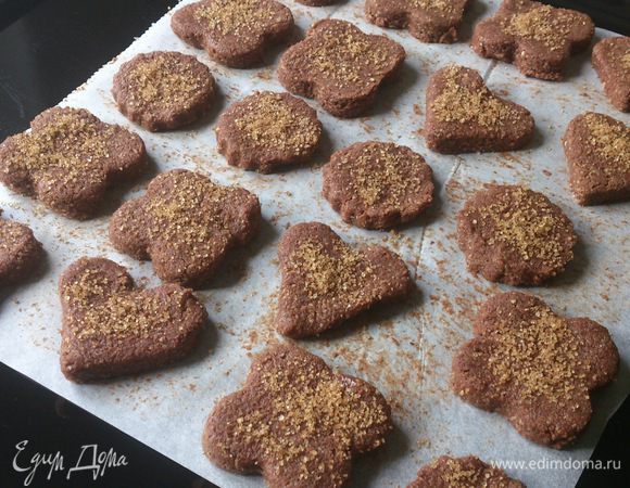 Вырезать формочками фигурки и посыпать слегка сверху сахаром. Выпекать при 200С 10 минут. 