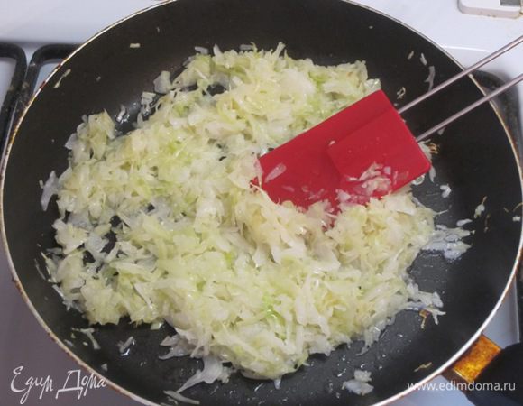Обжарить на растительном масле вместе с мелко нарезанным зубчиком чеснока минут 10 до мягкости капусты.