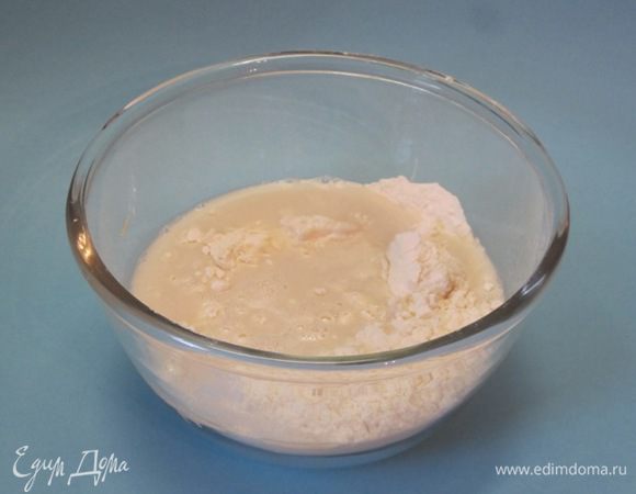 Для теста просеять муку. К 350 грамм муки добавить соль и разведенные в теплой воде свежие дрожжи. Можно взять и сухие дрожжи.