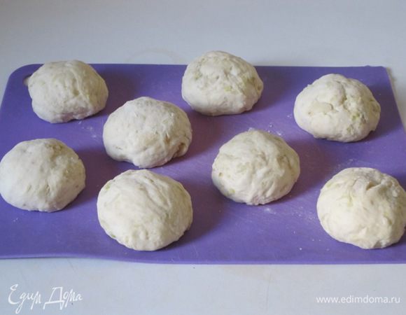 Тесто разделить на 8 частей. Сформировать булочки.