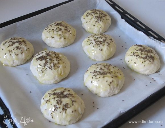 Смазать слегка взбитым желтком и посыпать тмином.