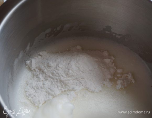 Белки трех яиц отделить от желтков и взбить с сахарной пудрой.