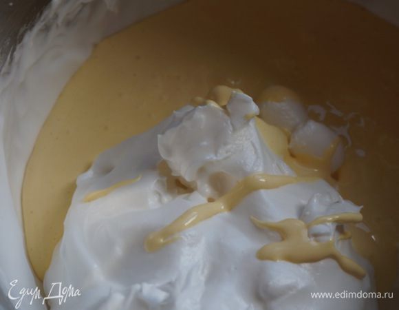 Желтки (5 шт) растереть  с сахаром до пенообразного состояния. Смешать белковую и желтковую массу.