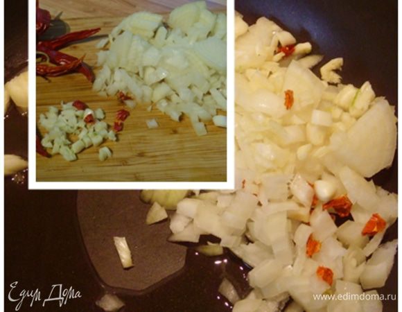 Мелко порубите лук, чеснок, чили. Овощи подберите по своему усмотрению.