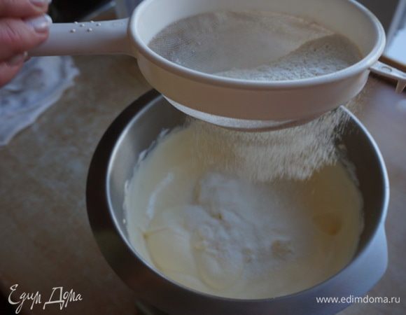 Добавить в эту массу муку, просеивая ее через сито.