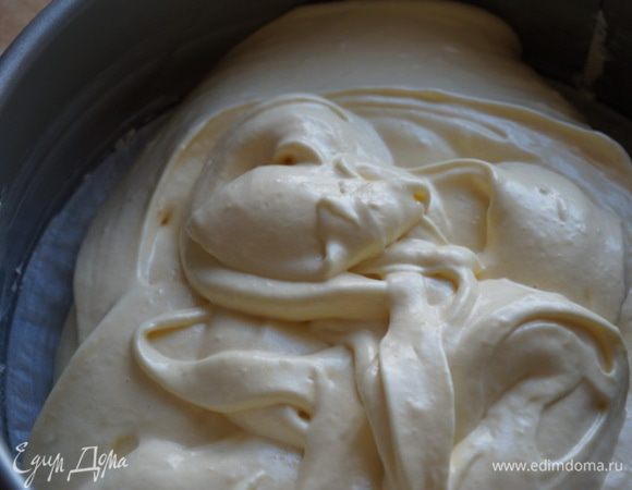 Аккуратно вымешать и вылить в разъемную форму (диаметр 23 см).Выпекать бисквит при температуре 175*С 40 минут.