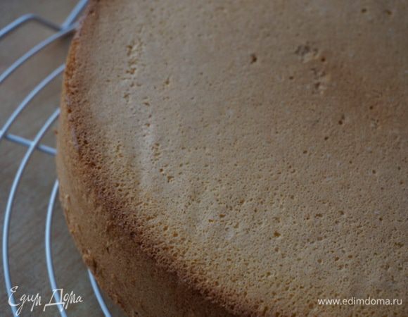 Выпекла, вытянула из формы, положила охлаждать на решетку.
