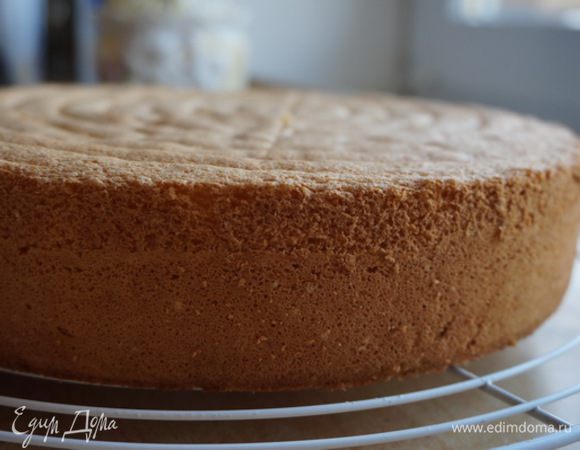 Получился вот такой ровненький бисквит.