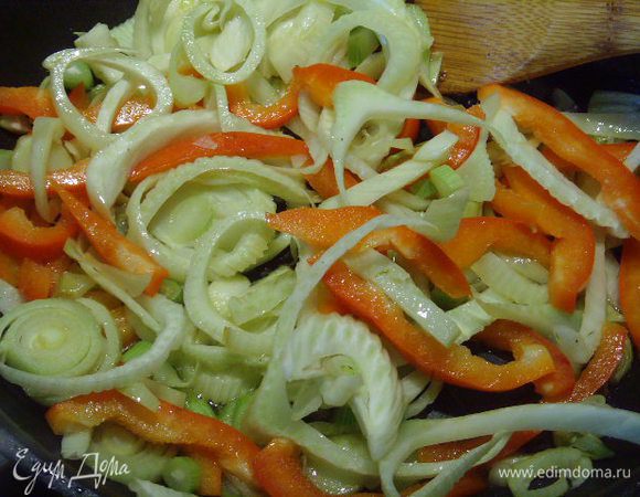 На сковороде разогреваем масло и пассеруем овощи в течении 1 мин. Выкладываем  основные овощи, нарезанные по желанию соломкой, кружечками...и.т.д. Пассеруем 2-3 мин.