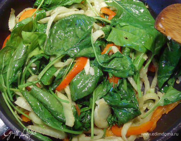 В конце очередь шпината, ему даем время "скукожиться", заливаем овощи бульоном (у меня куриный, но можно и овощной). 