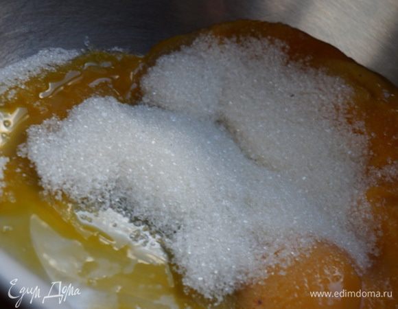 Пока бисквит остывает, займусь приготовлением суфле. Желтки растереть с 1/3 стакана сахара.