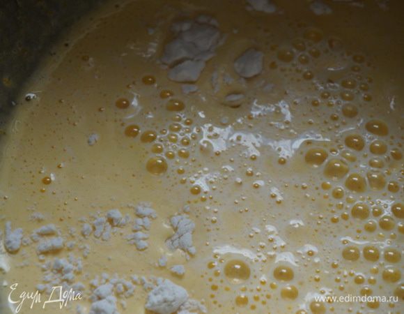 Добавила в эту массу муку и молоко.