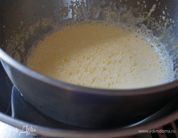 Поставила заваривать на водяную баню. Не забывая все время помешивать, что бы не образовались комочки. Довела до кипения, сняла с водяной бани. Охладила.