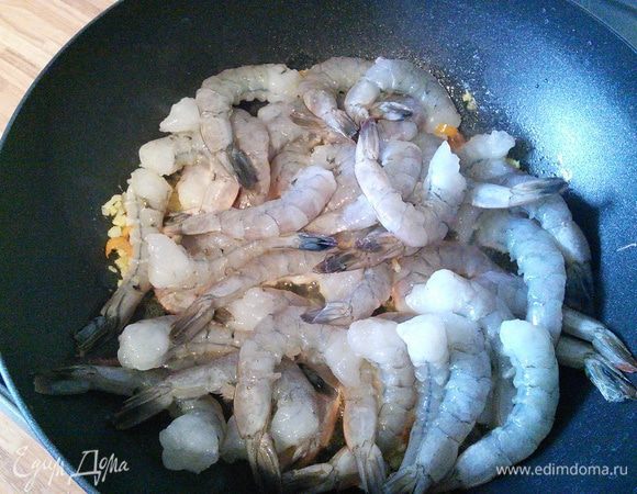 Мелко порубите  чеснок, имбирь, чили. Разогрейте оливковое масло со сливочным и забросьте  овощи, через минуту очищенные креветки ( их надо промыть, вычистить кишку и снять панцирь ( мы оставили хвостики)). 