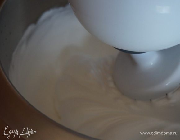 Взбиваю белки с 2/3 стакана сахара до густой консистенции.