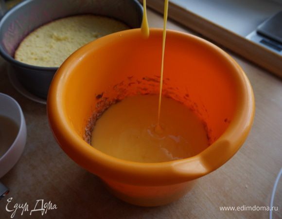 Очищенные  бананы измельчила, добавила  сливочное масло размягченное и остывшую заварную массу, немного взбила.