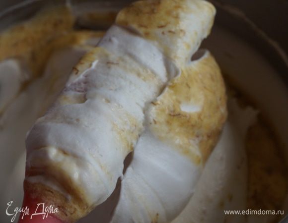 Смешала желтково-банановую массу с белками, аккуратно взбила. Суфле готово.