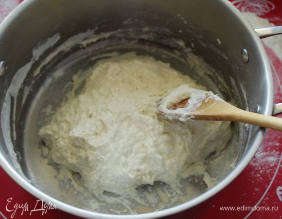 Просто перемешать деревянной лопаткой, пока мука не впитает воду, буквально 1 минуту. 