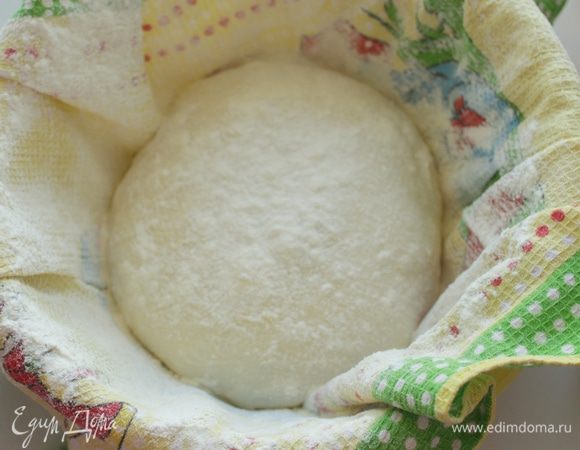Обильно посыпать мукой чистое полотенце и выложить на него тесто. Посыпать мукой , покрыть сверху  плёнкой и оставить ещё часа на 3.