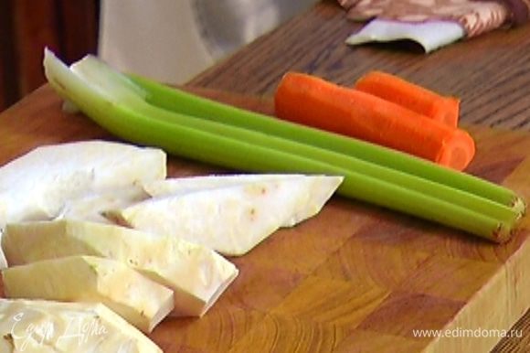 Корень сельдерея, морковь и лук для приготовления фасоли почистить.