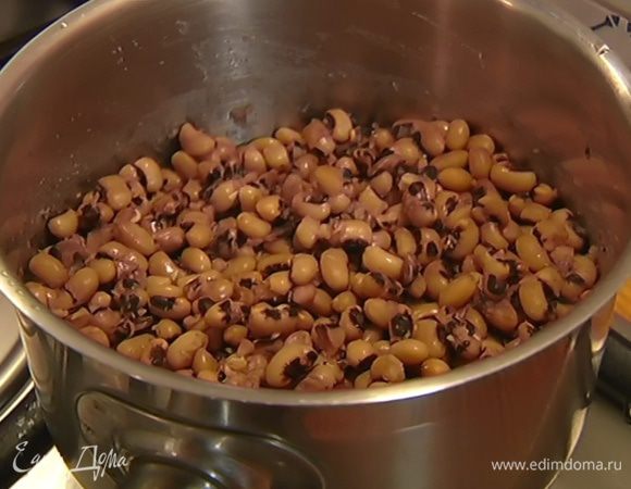 Из кастрюли, в которой варилась фасоль, вынуть шумовкой овощи, бульон слить.