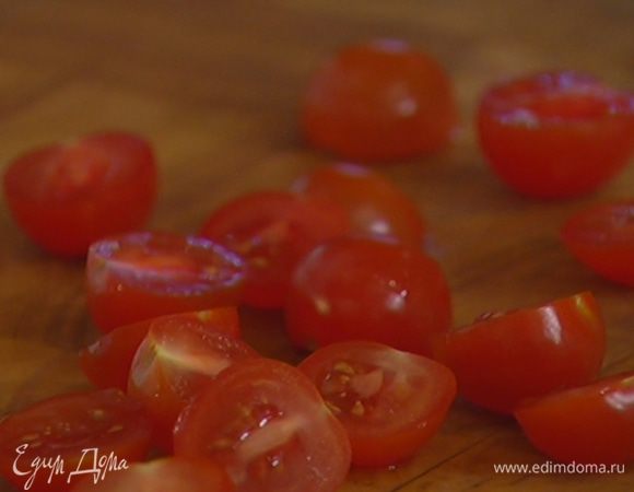 Помидоры черри разрезать пополам.