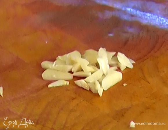 Чеснок почистить и порубить.