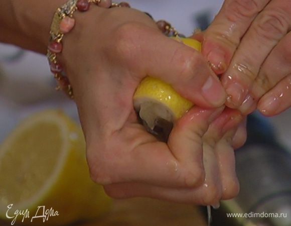 Из половинки лимона выжать 2 ст. ложки лимонного сока.