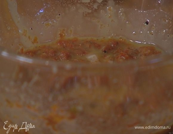 Приготовить заправку: соединить вяленые помидоры, чеснок, влить оливковое масло Extra Virgin, лимонный сок, посолить, поперчить и измельчить все блендером.