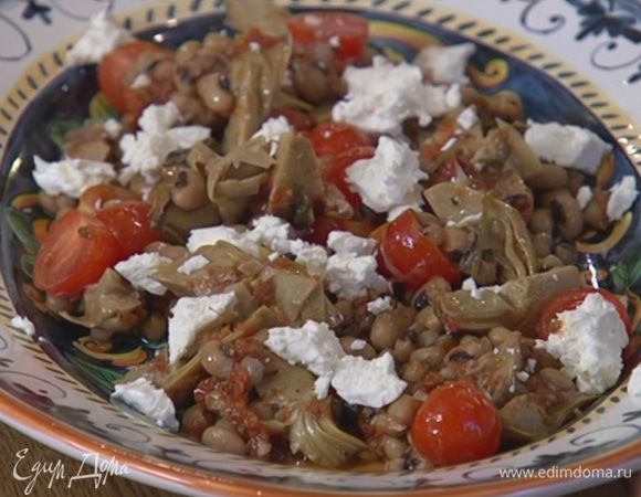 Козий сыр раскрошить руками и выложить на салат.