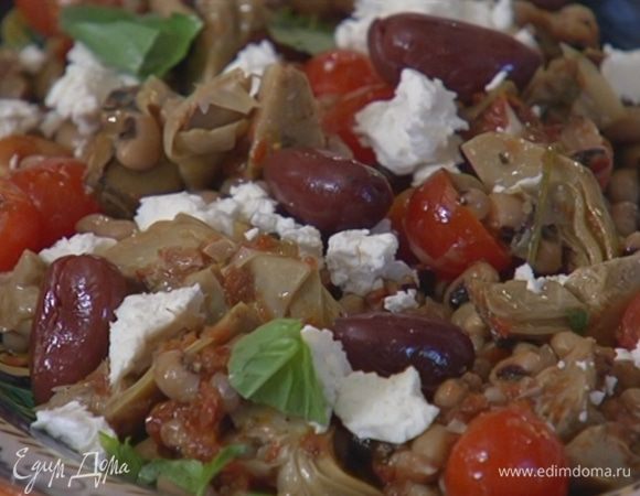 Сверху все посыпать оливками и порванным руками базиликом. 