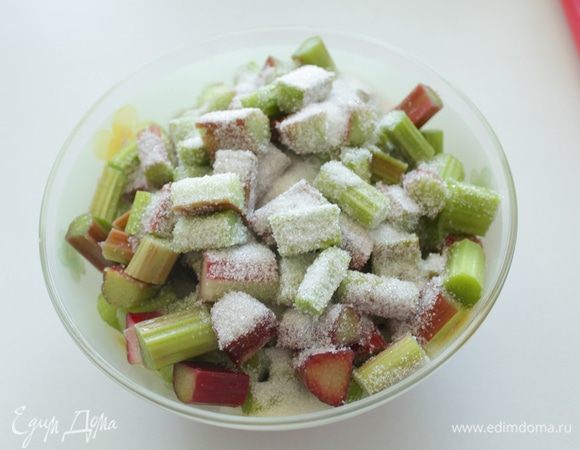 Вымойте и почистите ревень. Нарежьте его на крупные кусочки . Положите его в  миску, посыпьте половиной сахара и оставьте на пару часов, чтобы он дал сок. 