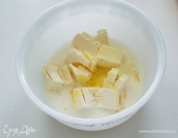 Тесто:
Смешайте  масло, молоко, желток, сахар и соль  и быстро замесите миксером.


