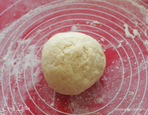 Уберите готовое тесто в холодильник пару часов.
