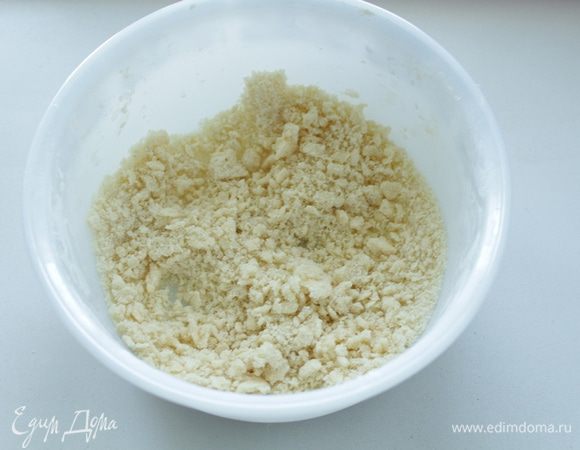 Миндальная крошка:
Холодное сливочное масло нарежьте на маленькие кубики. Добавьте к нему сахар, соль, муку и миндальный порошок. Перемешивайте до получения крошек.

