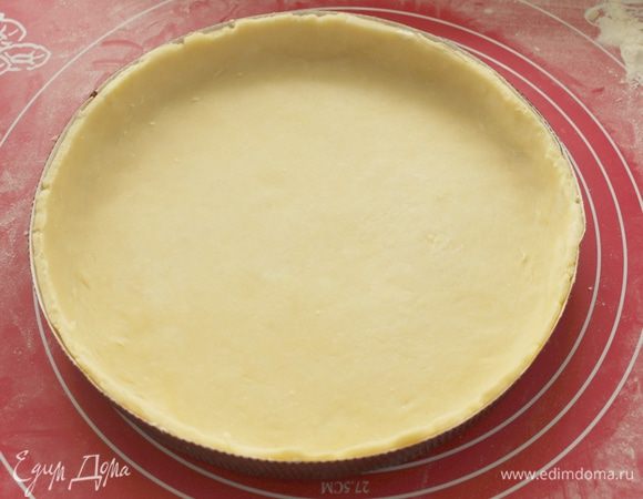 Тарт, сборка:
Ревень  даст сок. Переложите начинку в дуршлаг и дайте полностью стечь в течении 30 минут.
Раскатать тесто толщиной 2 мм. Переложите в форму, диаметром 26 см, создавая бортики.