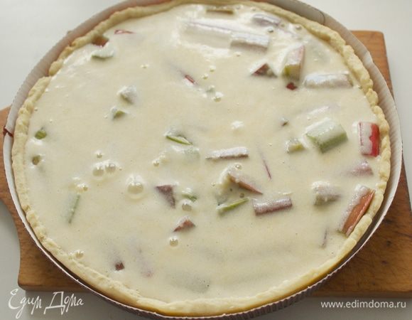 Вылейте поверх начинки миндальный крем.