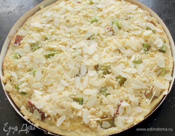 Поставьте в разогретую духовку на 15 минут. Затем достаньте и посыпьте миндальной крошкой.(Я еще посыпала миндальными лепестками). Запекайте еще 15 минут или до золотистого цвета крошки.