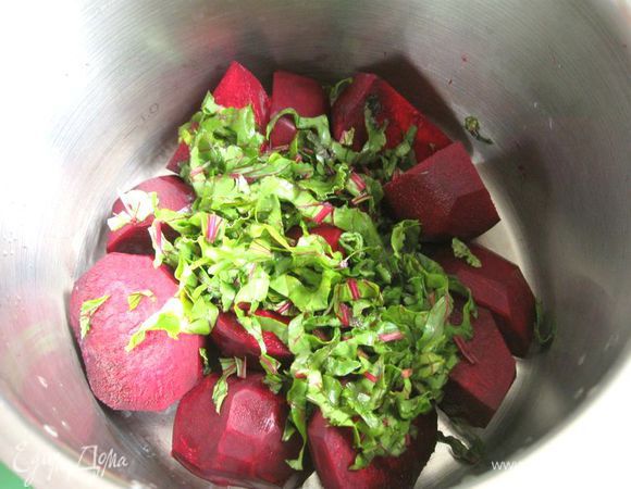 Ботву помыть и мелко нарезать. Положить в холодную воду свеклу и ботву и варить  25 -30 минут. Снять с плиты.

