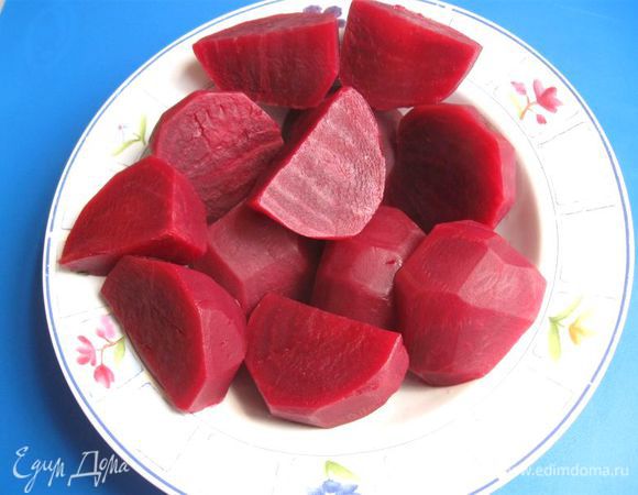 Из лимона выдавить сок. Необходимо 2 ст.л. лимонного сока. В жидкость частями, пробуя, добавить лимонный сок, соль, сахар,  отрегулировать вкус. Он должен быть гармоничным. Вынуть свеклу, дать немного остыть, чтобы можно было  с ней работать. 