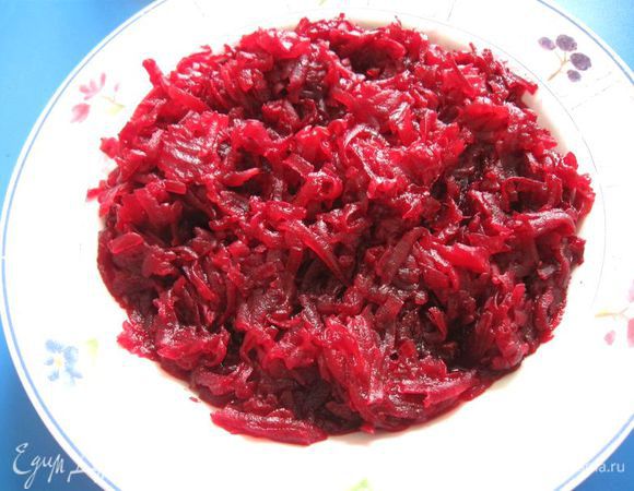 Натереть на крупной терке, опустить  свеклу в  воду, в которой она варилась. Свекольник оставить до полного охлаждения  и убрать в холодильник.