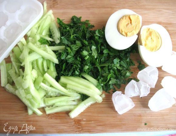 Приготовить пищевой лед.  Огурец очистить нарезать соломкой, яйца сварить вкрутую, почистить, разрезать на половинки. 