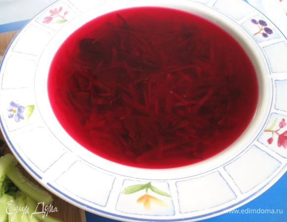 Налить свекольник в тарелки.