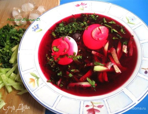 На 1 порцию положить 1 яйцо, 1/ 3 часть среднего  по размеру огурца, измельченную зелень. К свекольнику подать сметану. Отдельно – кубики льда. Приятного аппетита!