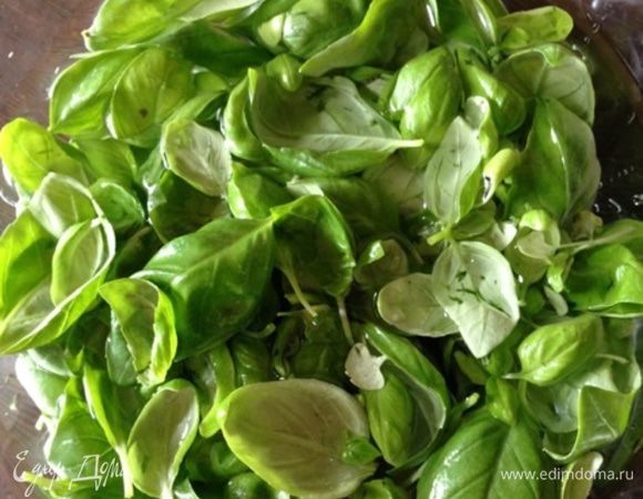 Пучок базилика промываем, обрываем листочки и вместе соком 1/2 лимона отправляем в блендер. 